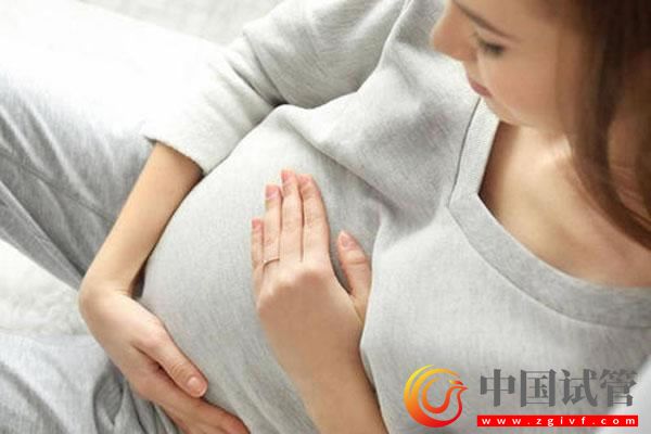 試管嬰兒與自然懷孕哪個好？國外做試管嬰兒該選擇哪個？(圖1)